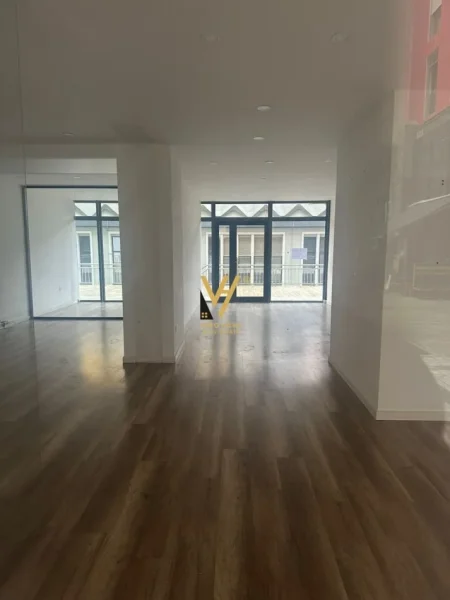 Tirane, jepet me qera dyqan Kati 0, 85 m² 1.700 € (LIQENI ARTIFICIAL)