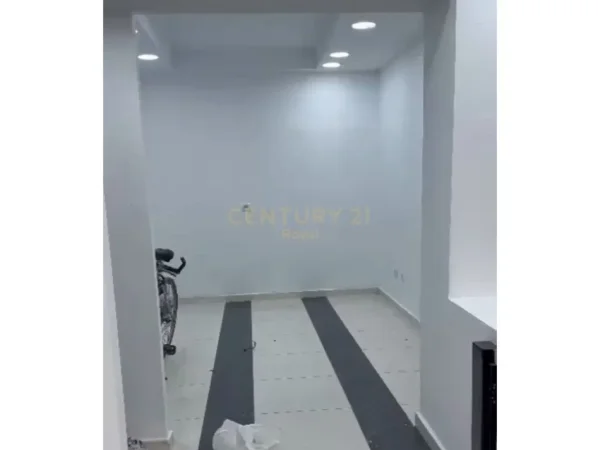 Tirane, jepet me qera ambjent biznesi Kati 0, 104 m² 2.500 € (Myslym Dhyri)