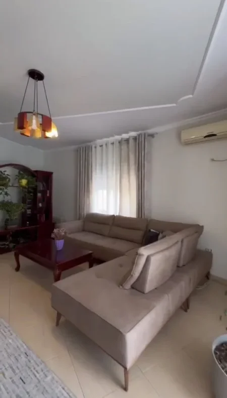 Tirane, jepet me qera apartament 2+1+Ballkon Kati 3, 100 m² 451 € (Muhamed Deliu)