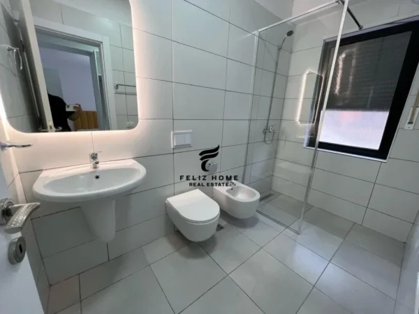 Tirane, jepet me qera apartament 2+1+Ballkon Kati 2, 110 m² 800 € (KODRA E DIELLIT 2)