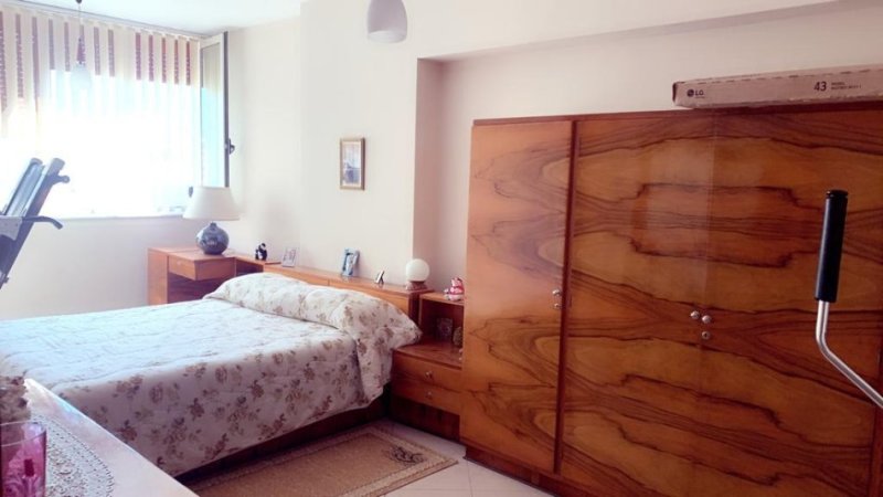 Tirane, jepet me qera apartament 2+1 Kati 9, 120 m² 700 € (Rruga Myslym Shyri)