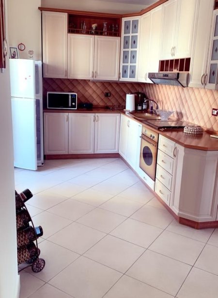 Tirane, jepet me qera apartament 2+1 Kati 9, 120 m² 700 € (Rruga Myslym Shyri)