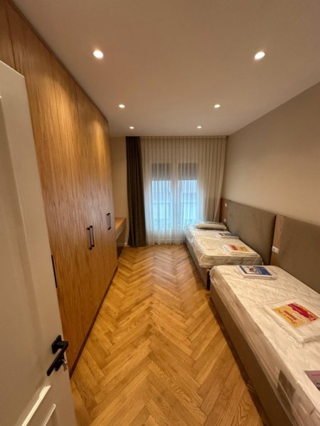 Tirane, jepet me qera apartament 3+1+Ballkon Kati 4, 152 m² 2.500 € (Rruga e Kosovareve | Liqeni)