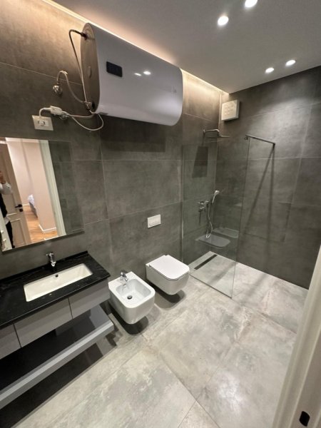 Tirane, jepet me qera apartament 3+1+Ballkon Kati 4, 152 m² 2.500 € (Rruga e Kosovareve | Liqeni)