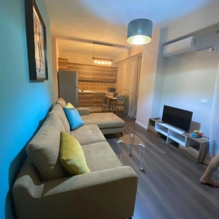Tirane, jepet me qera apartament 1+1+Ballkon Kati 7, 64 m² 600 € (Rruga Kavajes)