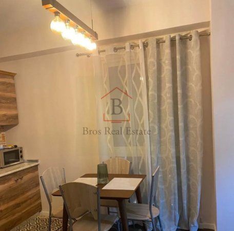 Tirane, jepet me qera apartament 1+1+Ballkon Kati 7, 64 m² 600 € (Rruga Kavajes)