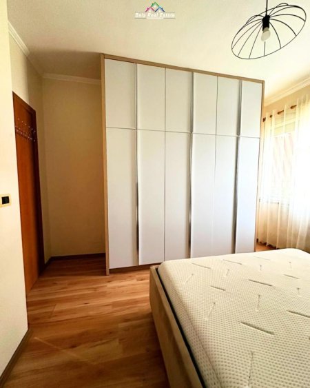 Tirane, jepet me qera apartament 1+1+Ballkon Kati 3, 73 m² 400 € (yzberisht)