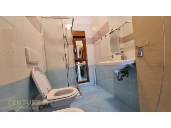 Tirane, jepet me qera Vile 3 Katshe Kati 3, 200 m² 2.500 € (Tirane)