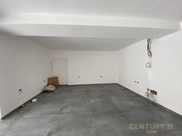 Tirane, jepet me qera ambjent biznesi Kati 0, 85 m² 2.500 € (Shallvaret)