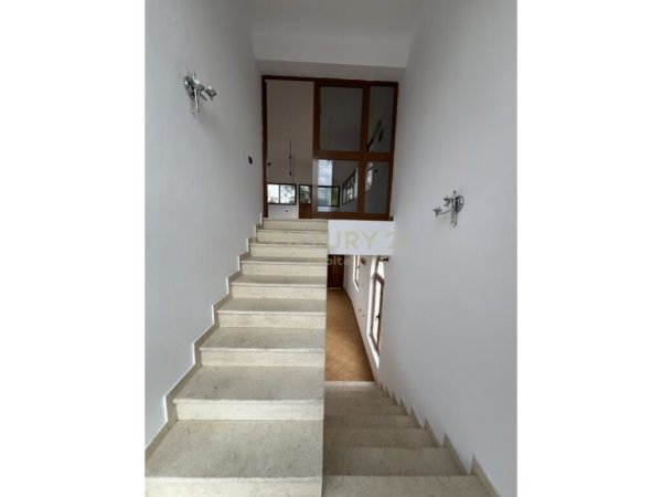 Tirane, jepet me qera Vile 3 Katshe Kati 3, 278 m² 2.500 € (Don Bosko CAPITAL104384)