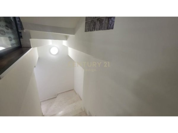 Tirane, shitet ambjent biznesi Kati 3, 238 m² 1.500.000 € (Rruga e Barrikadave)