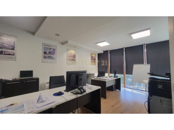 Tirane, shitet ambjent biznesi Kati 3, 238 m² 1.500.000 € (Rruga e Barrikadave)
