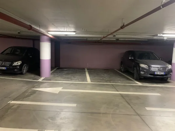 Tirane, jepet me qera garazh Kati -1, 120 € (George Bush Hotel Plaza)