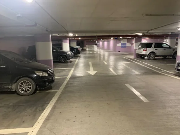 Tirane, jepet me qera garazh Kati -1, 120 € (George Bush Hotel Plaza)