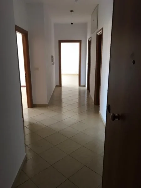 Tirane, jepet me qera apartament 2+1+Ballkon Kati 3, 550 € 