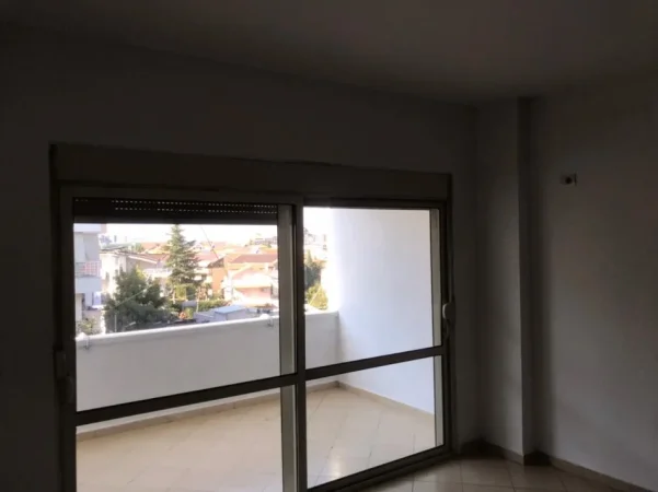 Tirane, jepet me qera apartament 2+1+Ballkon Kati 3, 550 € 