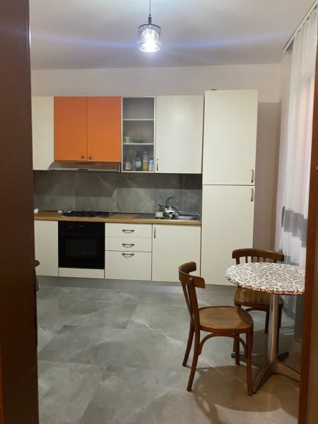 Durres Qender, jap me qera shtepi 2+1+Aneks+Ballkon Kati 1, 85 m² 30.000 Leke/Privat Pa komision agjensie