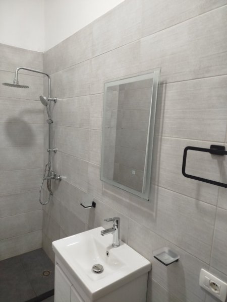 Tirane, jap me qera apartament 1+1 Kati 7, 65 m² 500 € (Rruga Bedri Karapici)