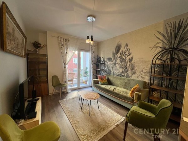 Tirane, jap me qera apartament 2+1+Ballkon , 90 m² 800 € (Rruga e Kosovarëve)