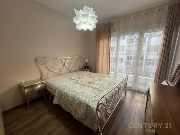 Tirane, jap me qera apartament 2+1+Ballkon , 90 m² 800 € (Rruga e Kosovarëve)