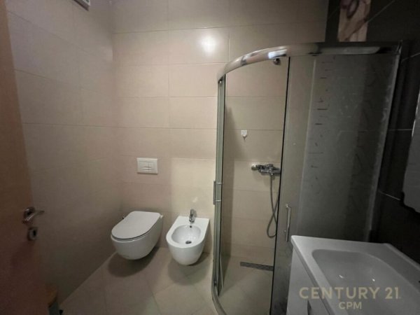 Tirane, jap me qera apartament 2+1+Ballkon , 90 m² 800 € (Rruga e Kosovarëve)