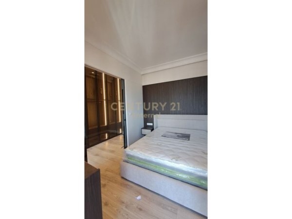 Tirane, jap me qera apartament 2+1+2 + Post Parkimi+Ballkon , 114 m² 1.500 € (Rruga e Kavajës)