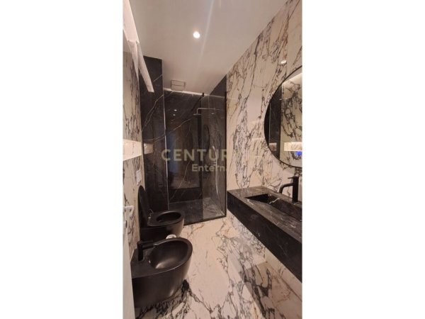 Tirane, jap me qera apartament 2+1+2 + Post Parkimi+Ballkon , 114 m² 1.500 € (Rruga e Kavajës)
