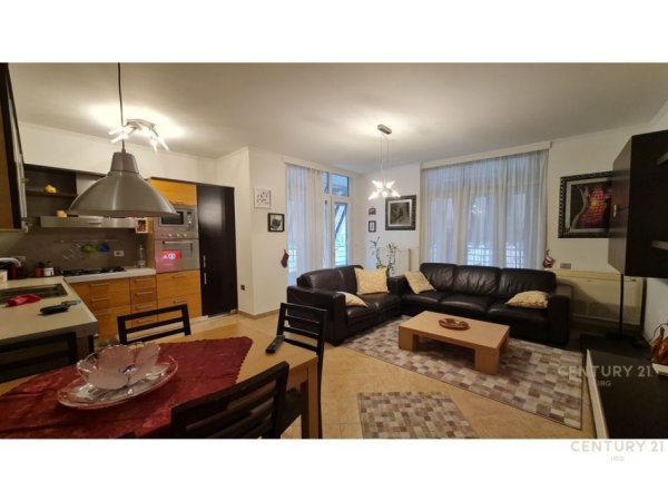 Tirane, jap me qera apartament 2+1+2 , 122 m² 800 € (Komuna e Parisit)