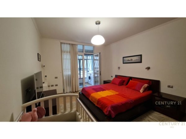 Tirane, jap me qera apartament 2+1+2 , 122 m² 800 € (Komuna e Parisit)