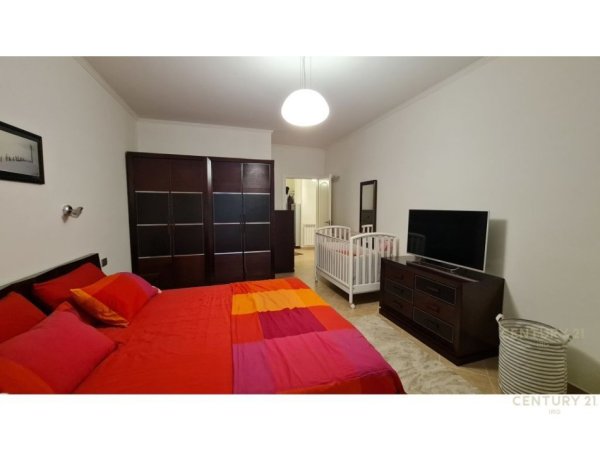 Tirane, jap me qera apartament 2+1+2 , 122 m² 800 € (Komuna e Parisit)