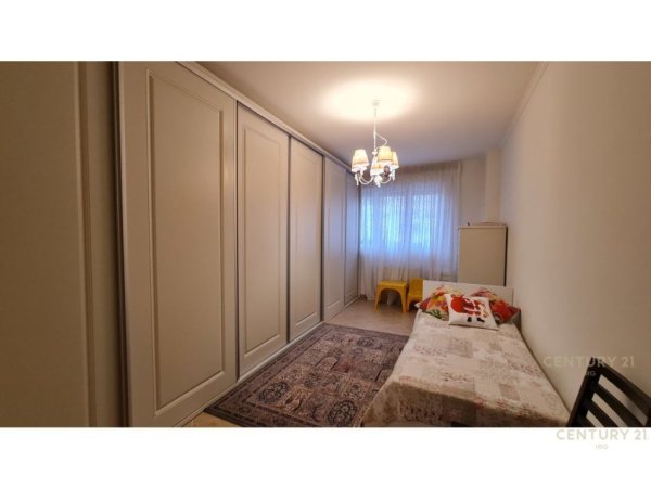 Tirane, jap me qera apartament 2+1+2 , 122 m² 800 € (Komuna e Parisit)
