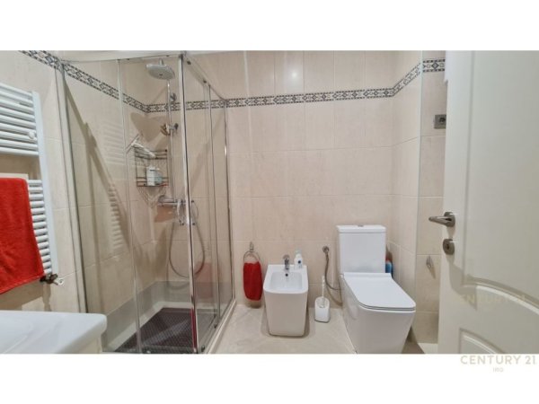 Tirane, jap me qera apartament 2+1+2 , 122 m² 800 € (Komuna e Parisit)