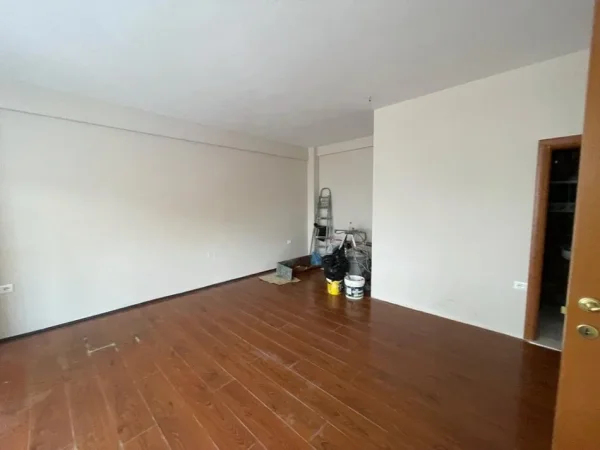 Tirane, jepet me qera zyre Kati 1, 81 m² 700 € (rruga mine peza)