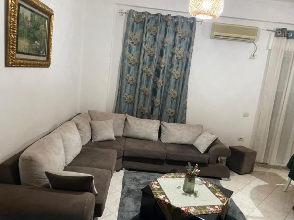 Tirane, jepet me qera apartament 2+1+Ballkon Kati 2, 93 m² 490 € (Mbikalimi i Komunes , te market coku , RRuga Bill Klinton)