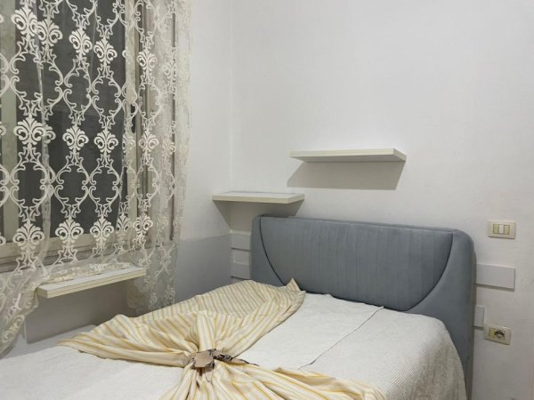 Tirane, jepet me qera apartament 2+1+Ballkon Kati 2, 93 m² 490 € (Mbikalimi i Komunes , te market coku , RRuga Bill Klinton)