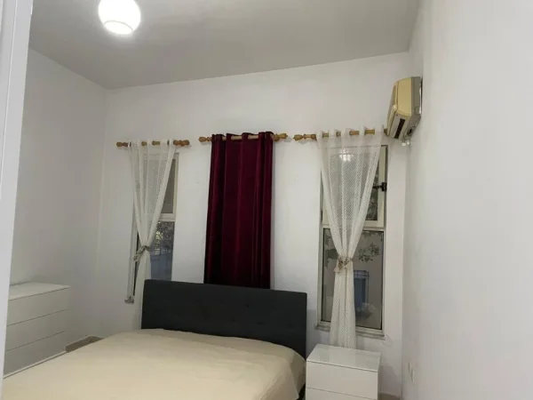 Tirane, jepet me qera apartament 2+1+Ballkon Kati 2, 93 m² 490 € (Mbikalimi i Komunes , te market coku , RRuga Bill Klinton)