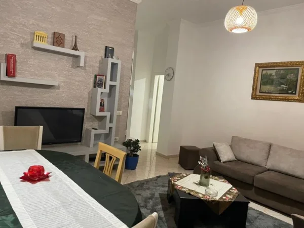 Tirane, jepet me qera apartament 2+1+Ballkon Kati 2, 93 m² 490 € (Mbikalimi i Komunes , te market coku , RRuga Bill Klinton)