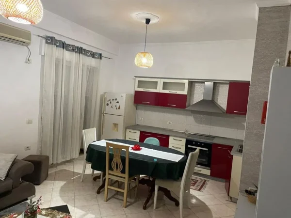 Tirane, jepet me qera apartament 2+1+Ballkon Kati 2, 93 m² 490 € (Mbikalimi i Komunes , te market coku , RRuga Bill Klinton)
