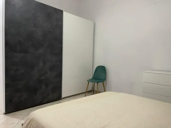 Tirane, jepet me qera apartament 2+1+Ballkon Kati 2, 93 m² 490 € (Mbikalimi i Komunes , te market coku , RRuga Bill Klinton)