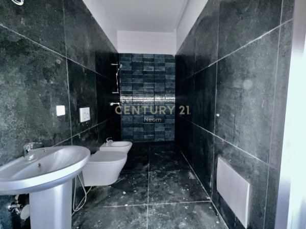 Tirane, shes apartament 1+1 , 102 m² 135.000 € (Kopshti Botanik Zoologjik)