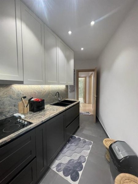 Tirane, jepet me qera apartament 3+1+Ballkon Kati 4, 165 m² 2.500 € (Qender)