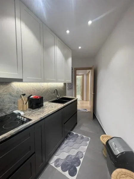 Tirane, jepet me qera apartament 3+1+Ballkon Kati 4, 165 m² 2.500 € (Qender)