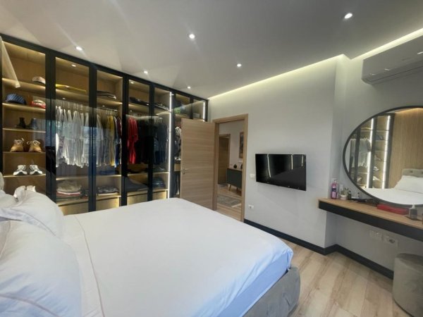 Tirane, jepet me qera apartament 3+1+Ballkon Kati 4, 165 m² 2.500 € (Qender)