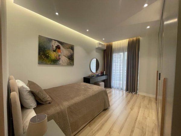 Tirane, jepet me qera apartament 3+1+Ballkon Kati 4, 165 m² 2.500 € (Qender)