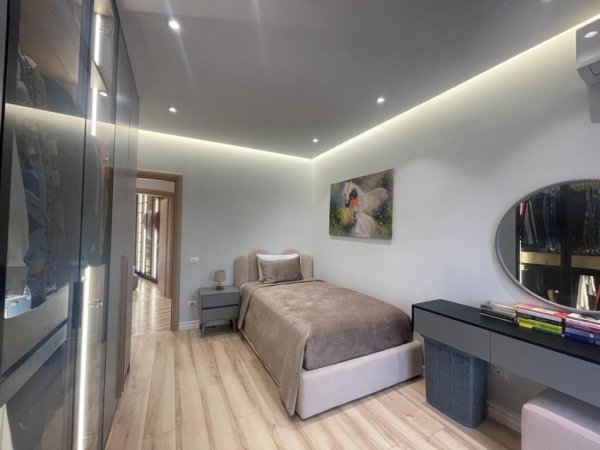 Tirane, jepet me qera apartament 3+1+Ballkon Kati 4, 165 m² 2.500 € (Qender)