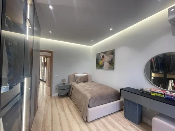 Tirane, jepet me qera apartament 3+1+Ballkon Kati 4, 165 m² 2.500 € (Qender)