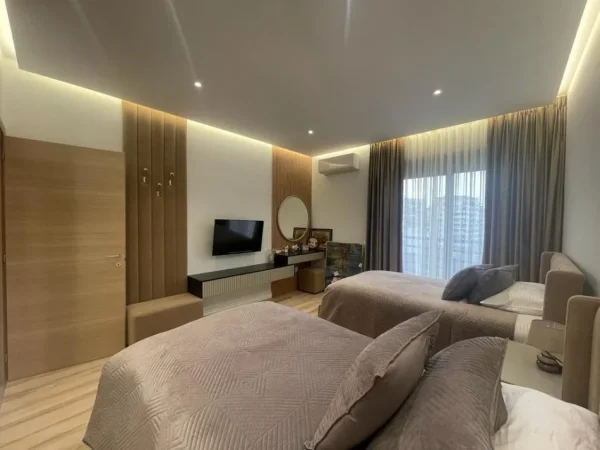 Tirane, jepet me qera apartament 3+1+Ballkon Kati 4, 165 m² 2.500 € (Qender)