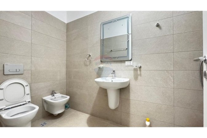 Tirane, jepet me qera apartament 1+1 , 60 m² 420 € (Porcelan - Oxhaku,)