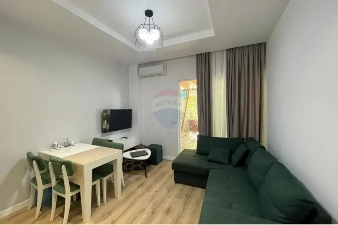 Tirane, shitet 4+1+Aneks+Ballkon , (Komuna e Parisit)