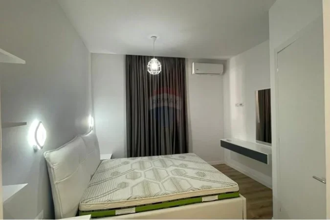 Tirane, shitet 4+1+Aneks+Ballkon , (Komuna e Parisit)